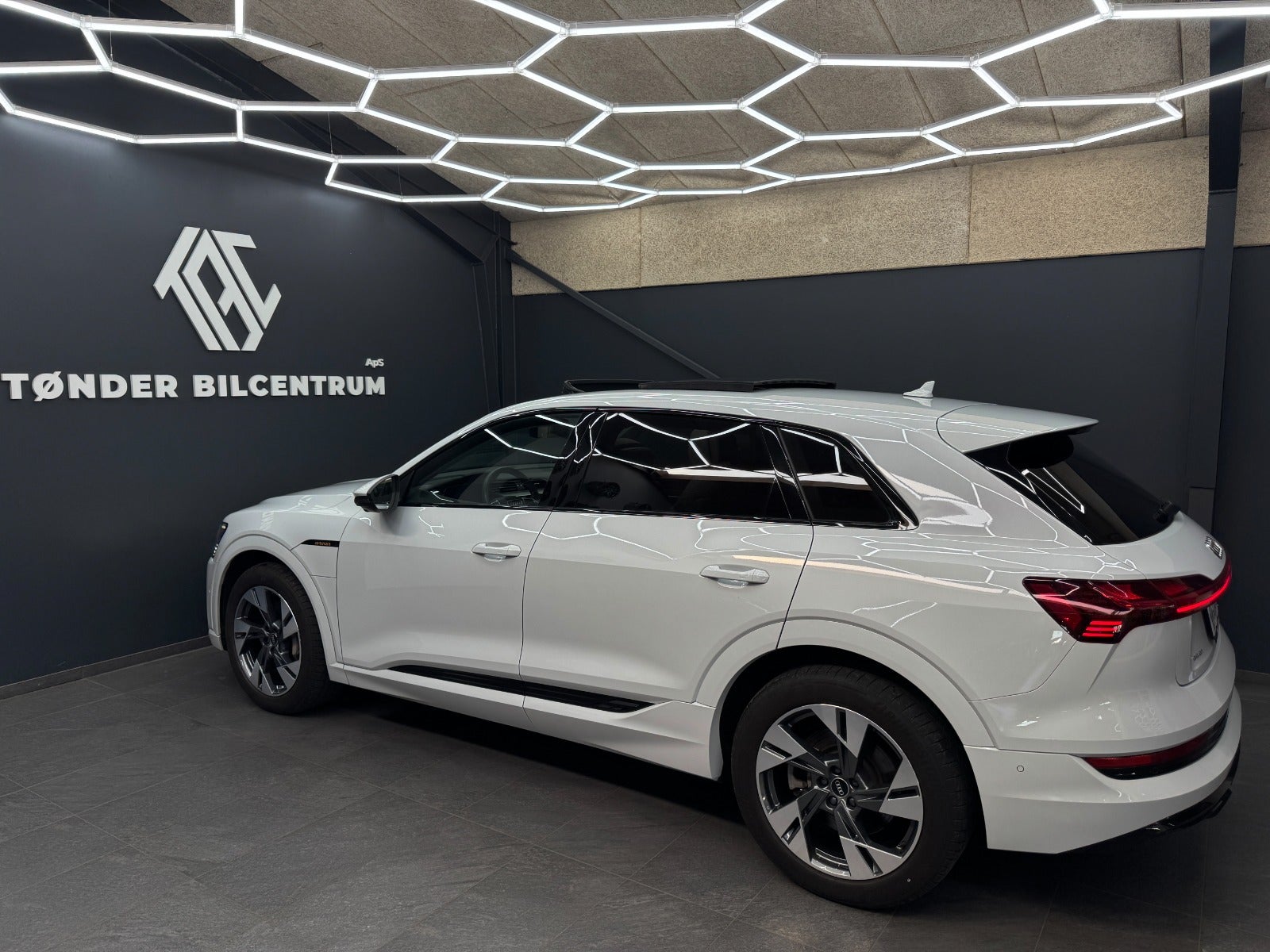 Audi e-tron 55 quattro, 408hp, 2022