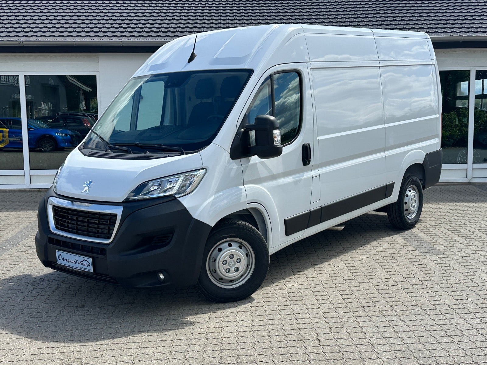 Peugeot Boxer 435 2,2 BlueHDi 165 L2H2 Premium