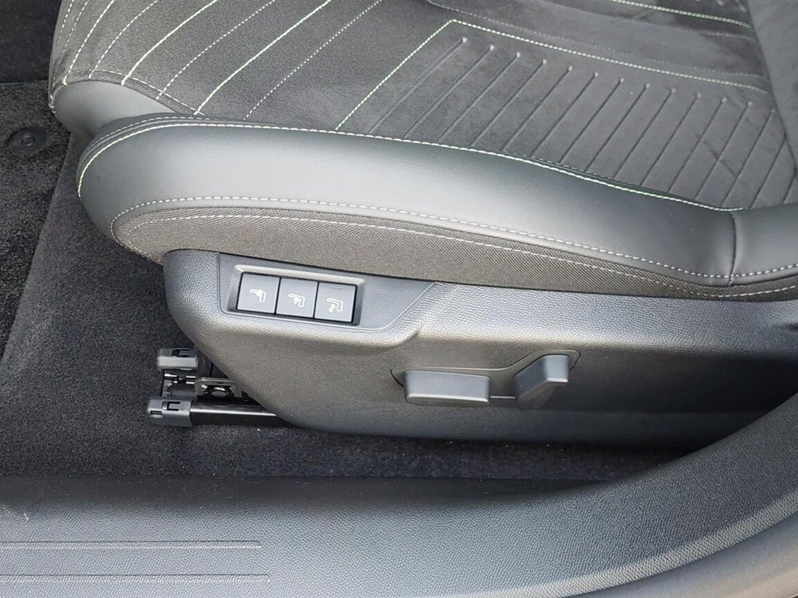 Peugeot e-208, 156ps, 2025