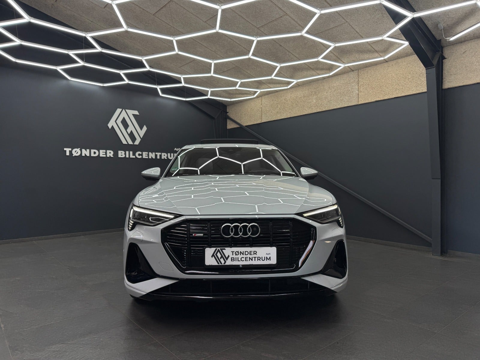 Audi e-tron 55 quattro, 408hp, 2022