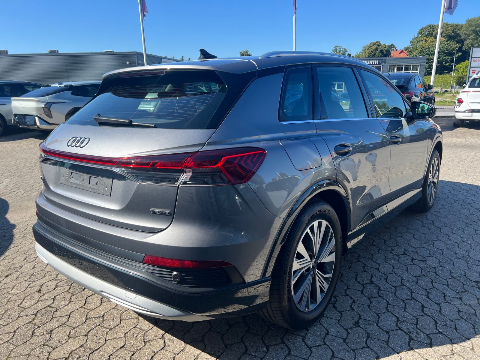 Audi Q4 45 e-tron quattro, 286hp, 2024
