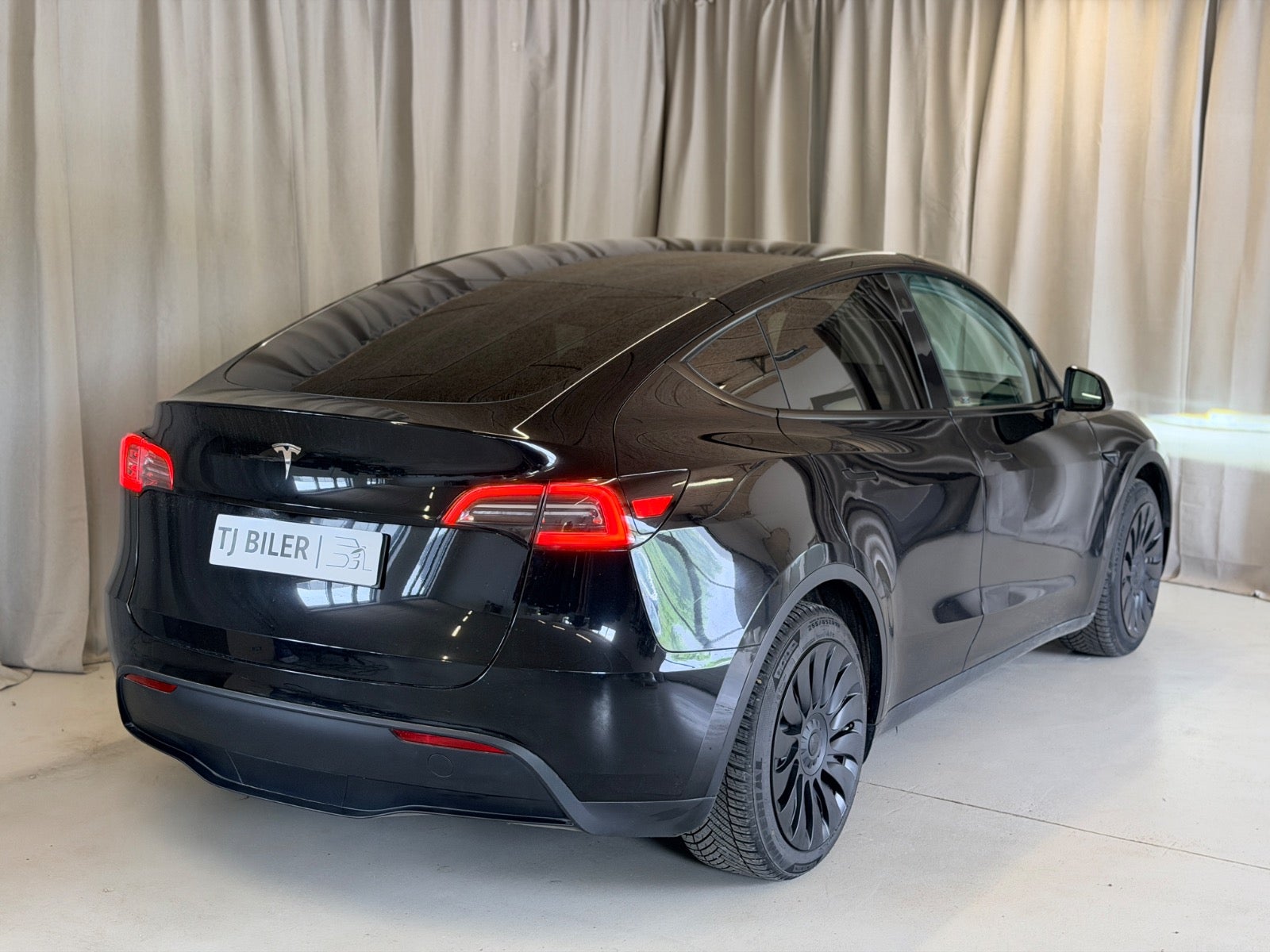 Tesla Model Y Standard Range RWD, 299ps, 2023