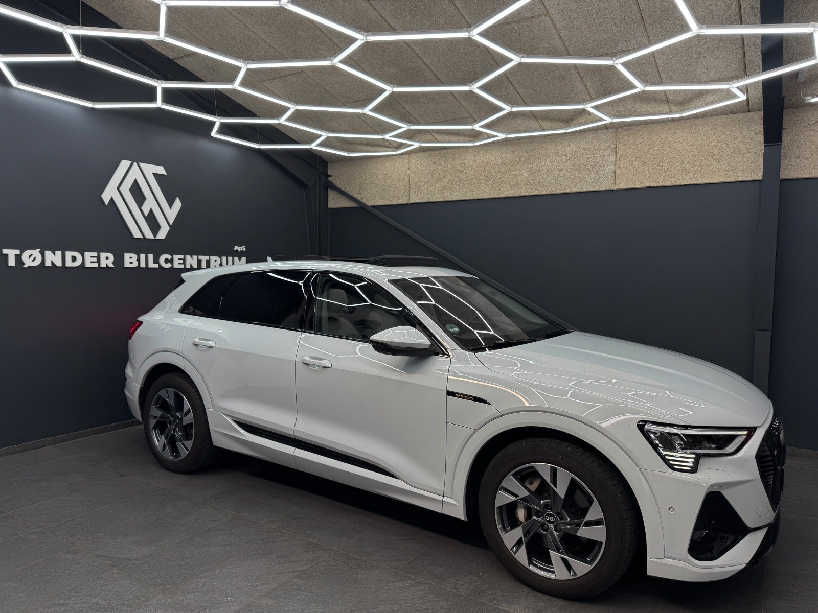 Audi e-tron 55 quattro, 408hp, 2022