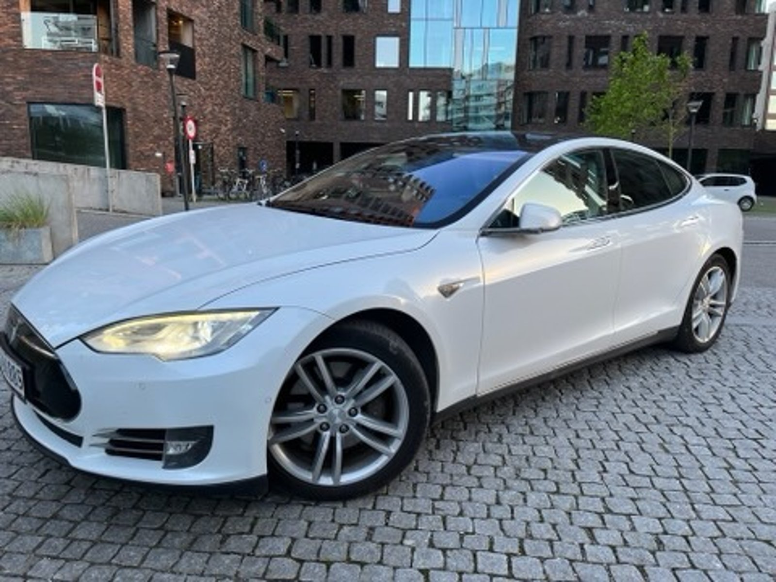 Tesla Model S 85, 378ps, 2014