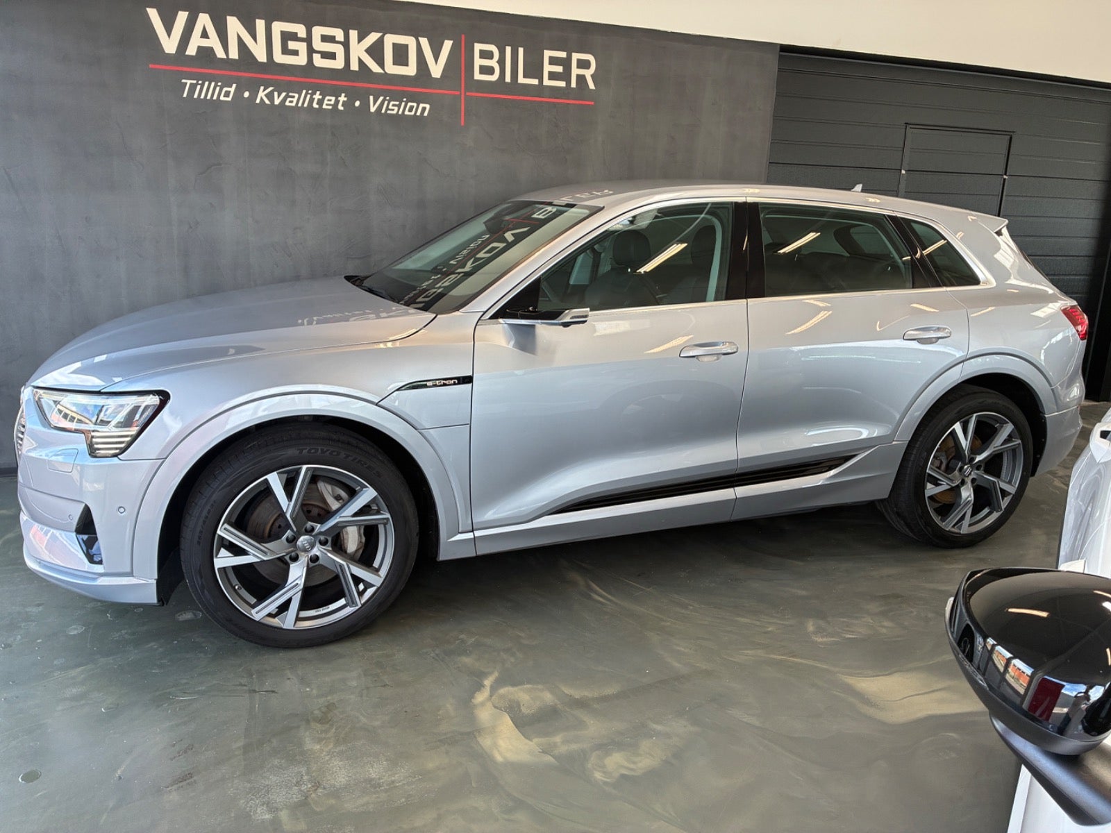 Audi e-tron 55 quattro, 408hp, 2019