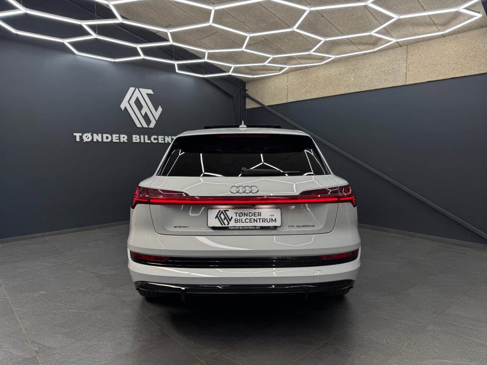 Audi e-tron 55 quattro, 408hp, 2022