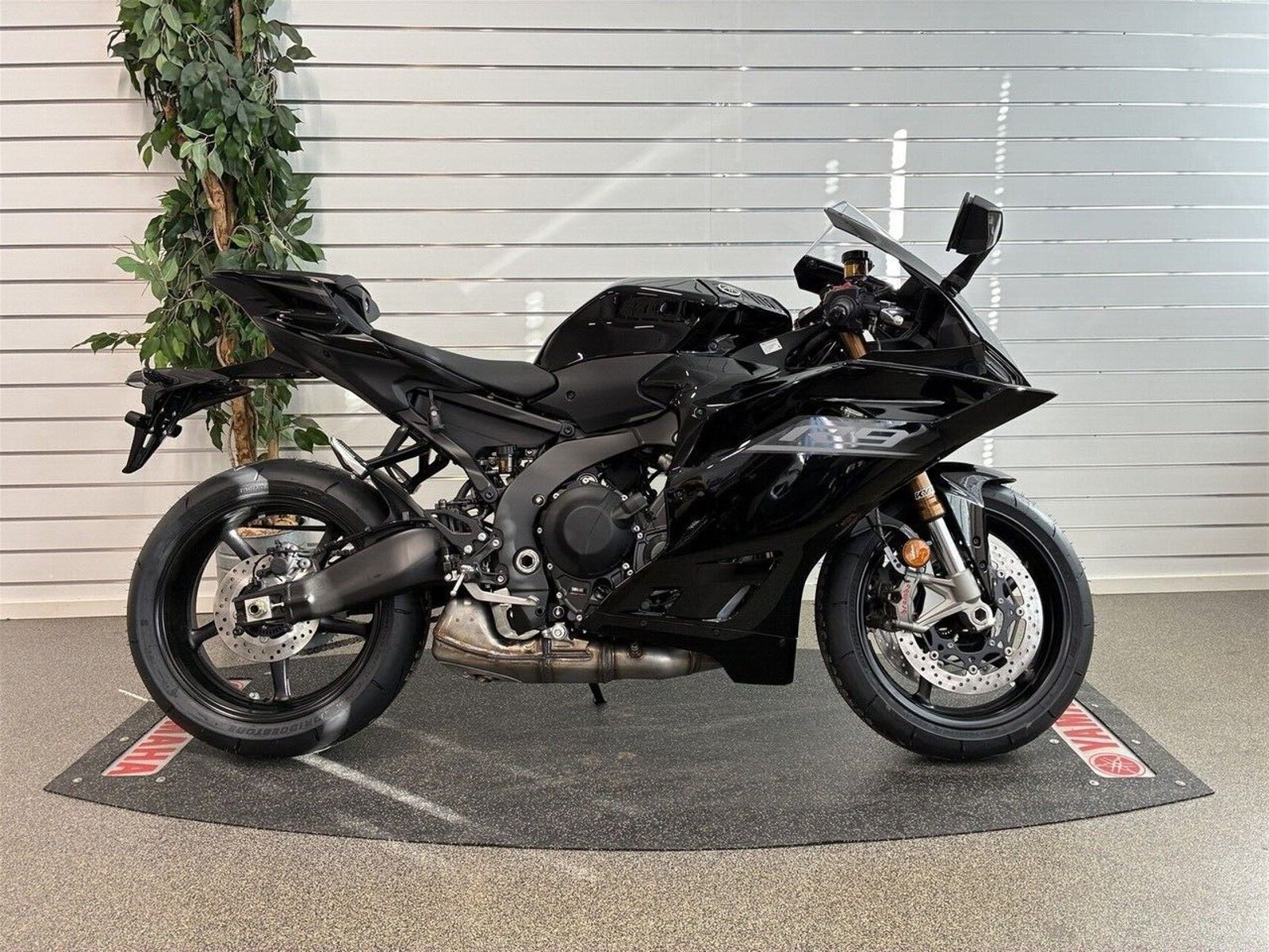 Fabriksny Yamaha YZF-R9 Tech Black til salg