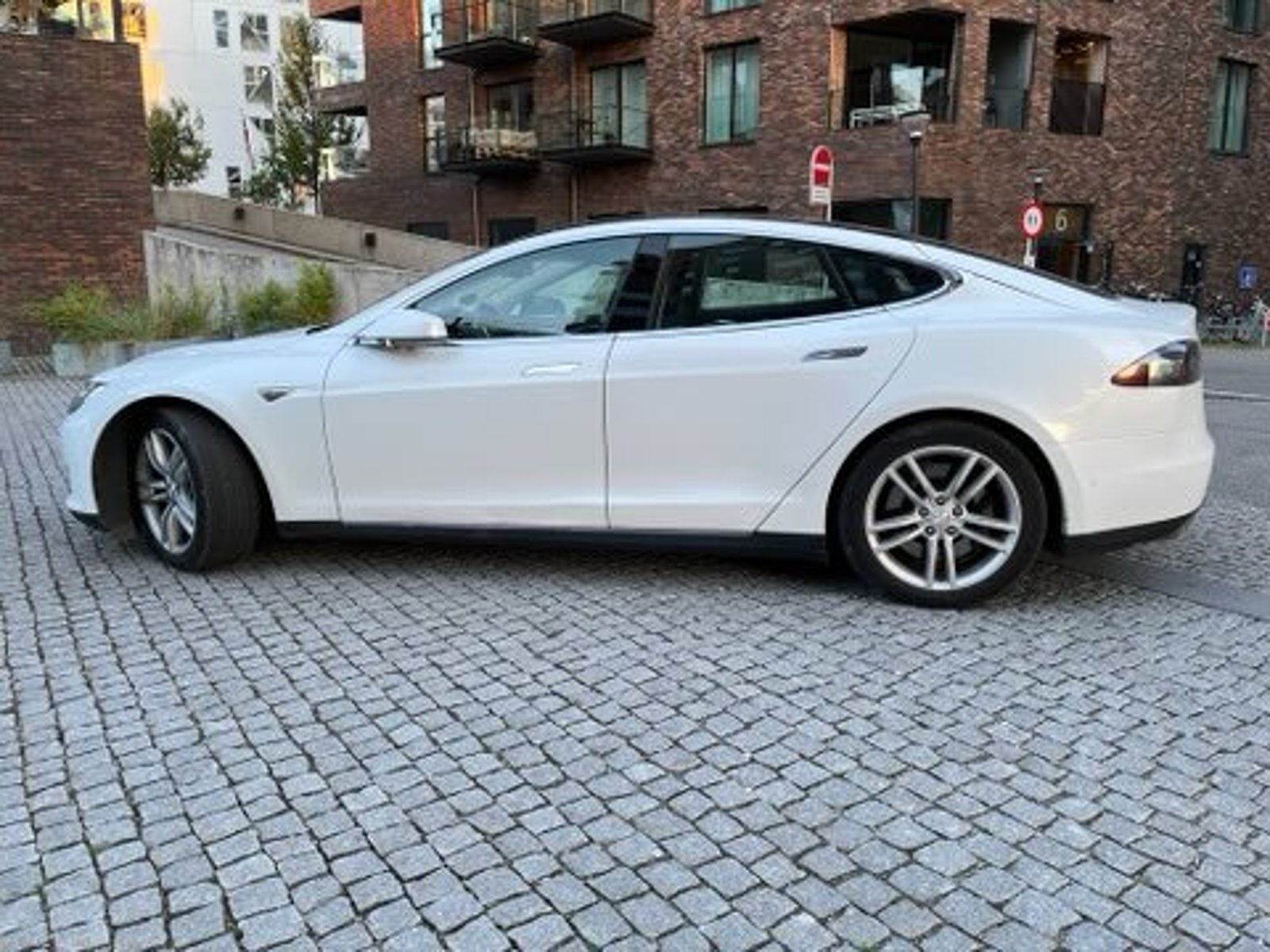 Tesla Model S 85, 378ps, 2014