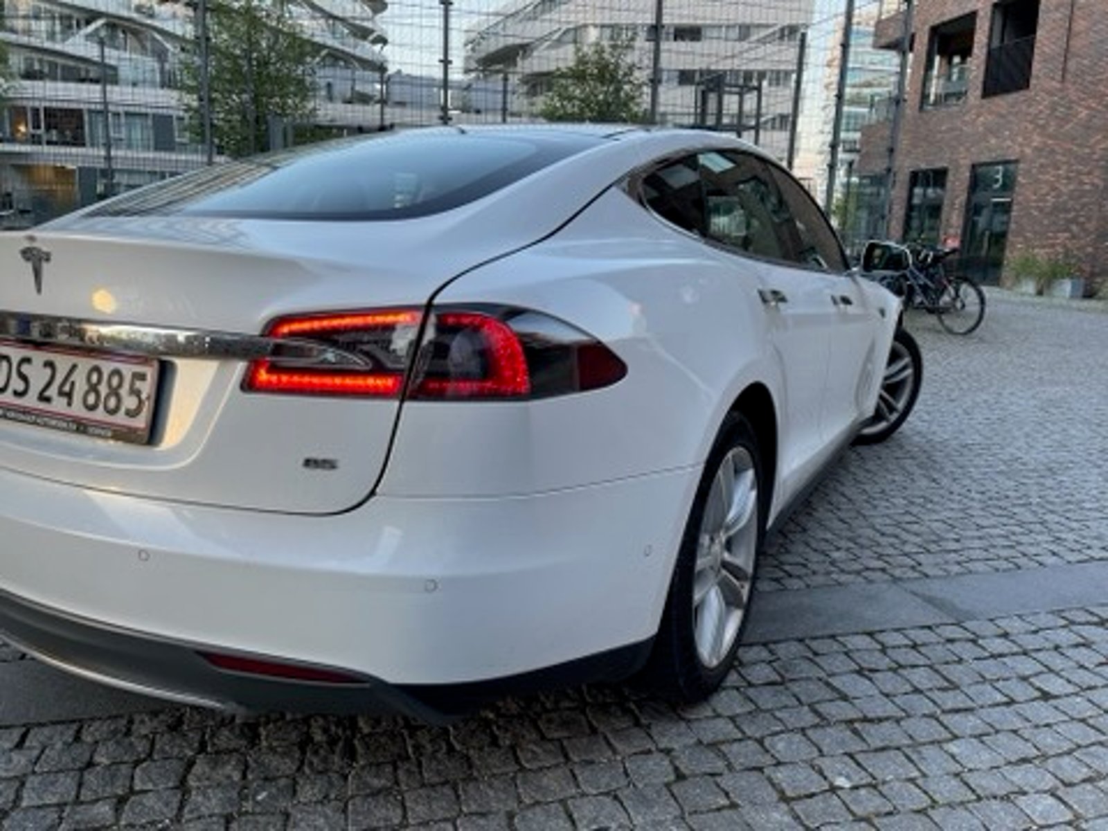 Tesla Model S 85, 378ps, 2014
