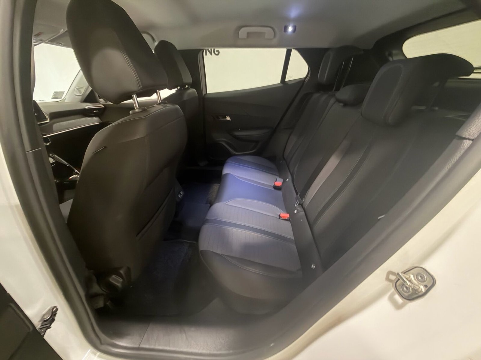 Peugeot e-2008, 136ps, 2022