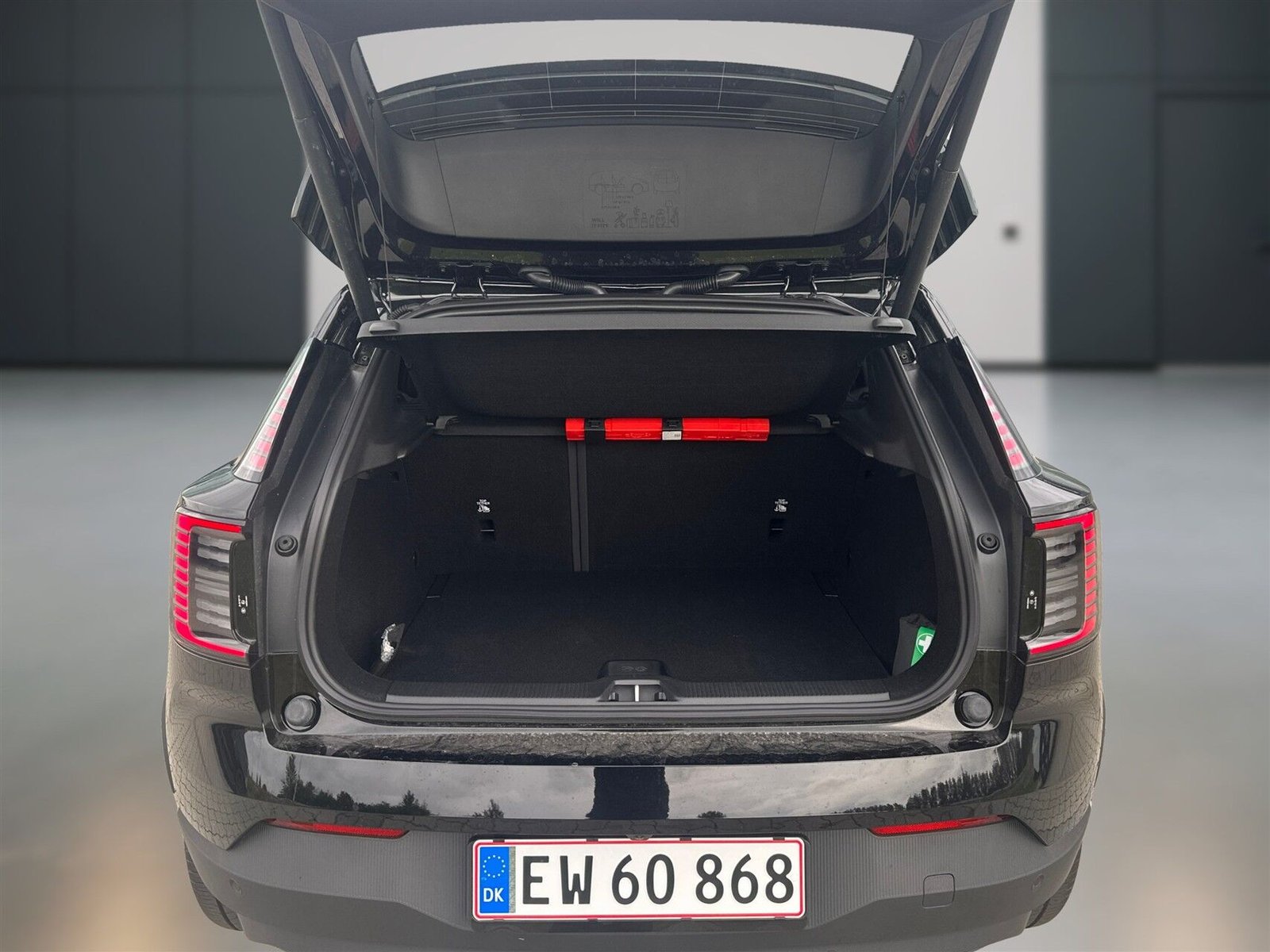 Volvo EX30 P5 Long Range, 272hp, 2027