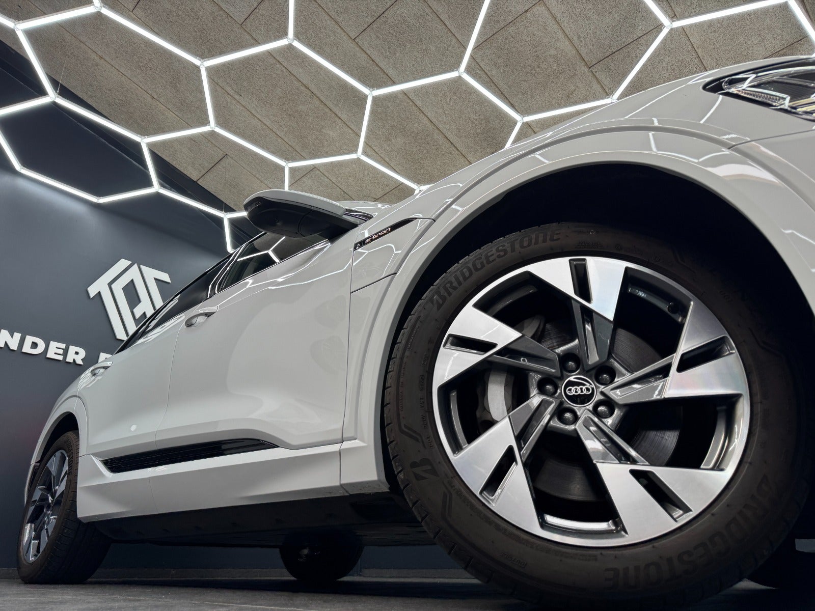 Audi e-tron 55 quattro, 408hp, 2022