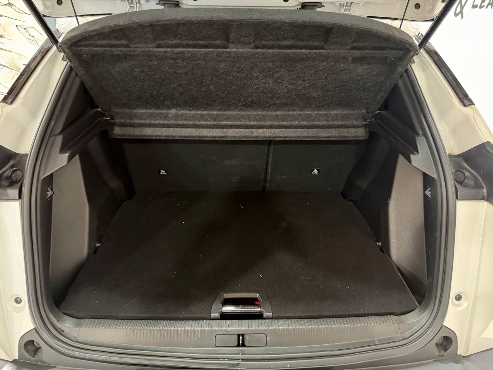 Peugeot e-2008, 136ps, 2022