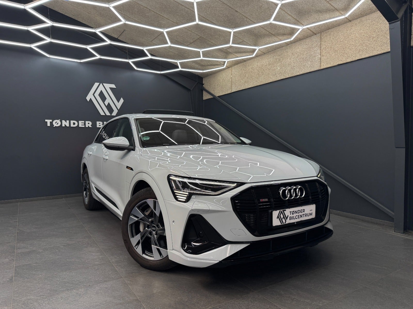 Audi e-tron 55 quattro, 408hp, 2022